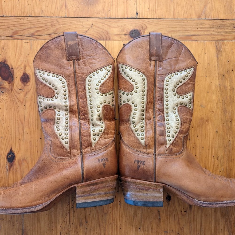 Frye Women’s Cowboy Boots – #77786 Daisy Duke – tan w/ studded gold leather